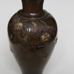 Petit vase ovïde En bronze En shibuichi et suaka à incrustation de cuivre jaune ciselé A décor oiseaux, chrysanthèmes végétations Epoque MEIJI XIXème siècle (5)