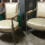 paire de fauteuils de style Louis XVI directoire dossier cabriolé rectangulaire laqué gris pieds fuselé cannelé (3)
