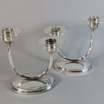 paire de bougeoirs doubles candelabres design en métal argenté. vers 195 (