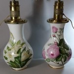 Grande paire de lampes en porcelaine de Paris. Vers 1850. Décor de roses de lys et d'altéas.