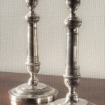 paire flambeaux bougeoirs bout de table bronze metal argenté epoque restauration XIXe siècle (1)