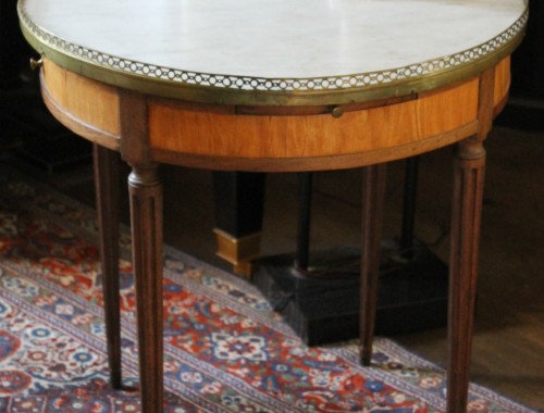 table bouillotte d'epoque epoque louis XVI 16 XVIII ème siècle 18 marbre blanc galerie laiton pieds cannelés  (3)