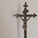 crucifix laiton bronze jésus christ en croix XVIII ème siècle haute epoque monastere couvent fleur de lys cadeaux (4) (FILEminimizer)