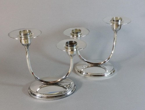 paire de bougeoirs doubles candelabres design en métal argenté. vers 195 (