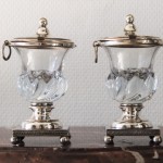 paire de confituriers en métal plaqué argenté cuivre doublé d'argent cristal XIX siècle epoque empire restauration moutardier  (2) (FILEminimizer)