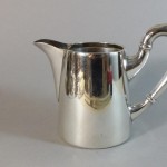 pichet à eau chaude ou pot à lait en métal argenté. vers 1900. hauteur 11 cm. 25€ (2)