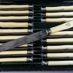 18 couteaux de table en ivoire de la maison Cardeilhac. Vers 1850. Petites fentes. Lames en acier. 160€
