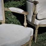 salon epoque Louis XVI hêtre mouluré sculpté et laqué crème cananpé paire fauteuils XVIIIe siècle pieds cannelés rudentés chapeau de gendarme (6)
